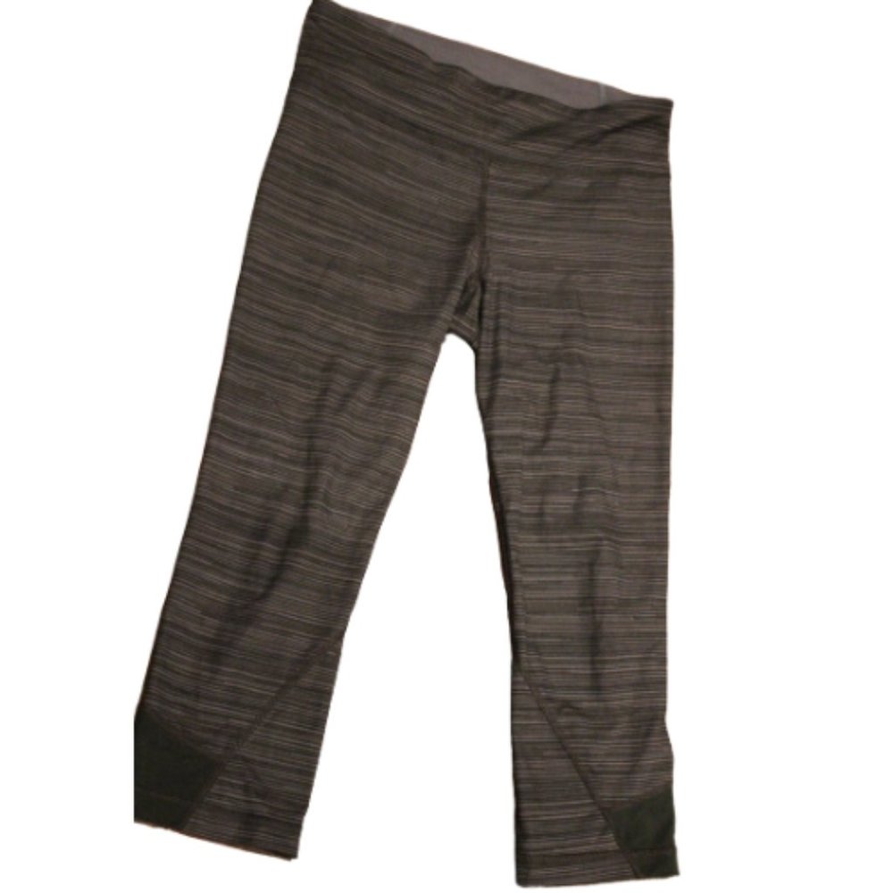 2/$30 🏷 Under Armour Striped Crops Size S